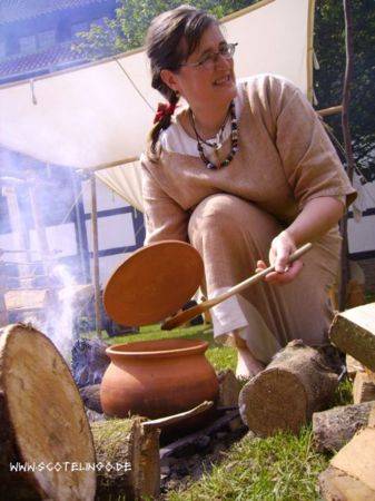 Im Keramiktopf wird Brei gekocht